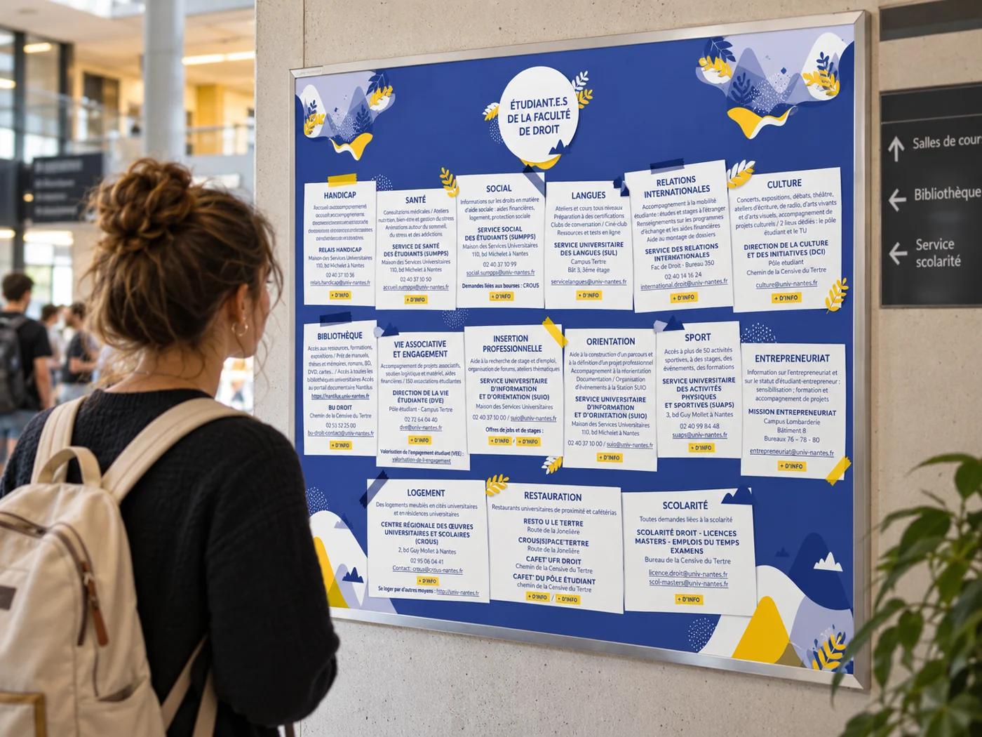 Une étudiante consulte le tableau des services de la faculté de droit affiché dans un hall de l'université