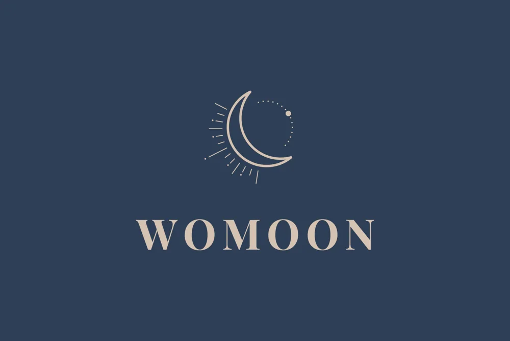 Logo Womoon : un croissant de lune et le nom de la marque sur fond bleu nuit